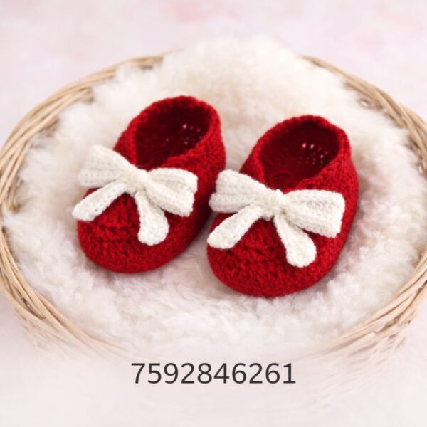 Red crochet baby shoes with bow, 0 to 6 months